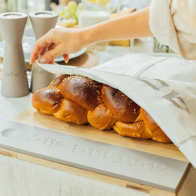 Shabbat challah tray made of high-quality wood with a precisely finished concrete base and knife – Board & Blade series (Copy) 