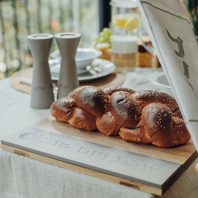 Shabbat challah tray made of high-quality wood with a precisely finished concrete base and knife – Board & Blade series (Copy) 