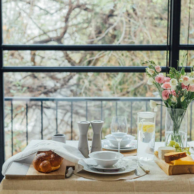 Shabbat challah tray made of high-quality wood with a precisely finished concrete base and knife – Board & Blade series (Copy) 