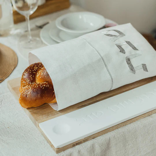 Shabbat challah tray made of high-quality wood with a precisely finished concrete base and knife – Board & Blade series (Copy)  White
