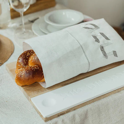 Shabbat challah tray made of high-quality wood with a precisely finished concrete base and knife – Board & Blade series (Copy)  White