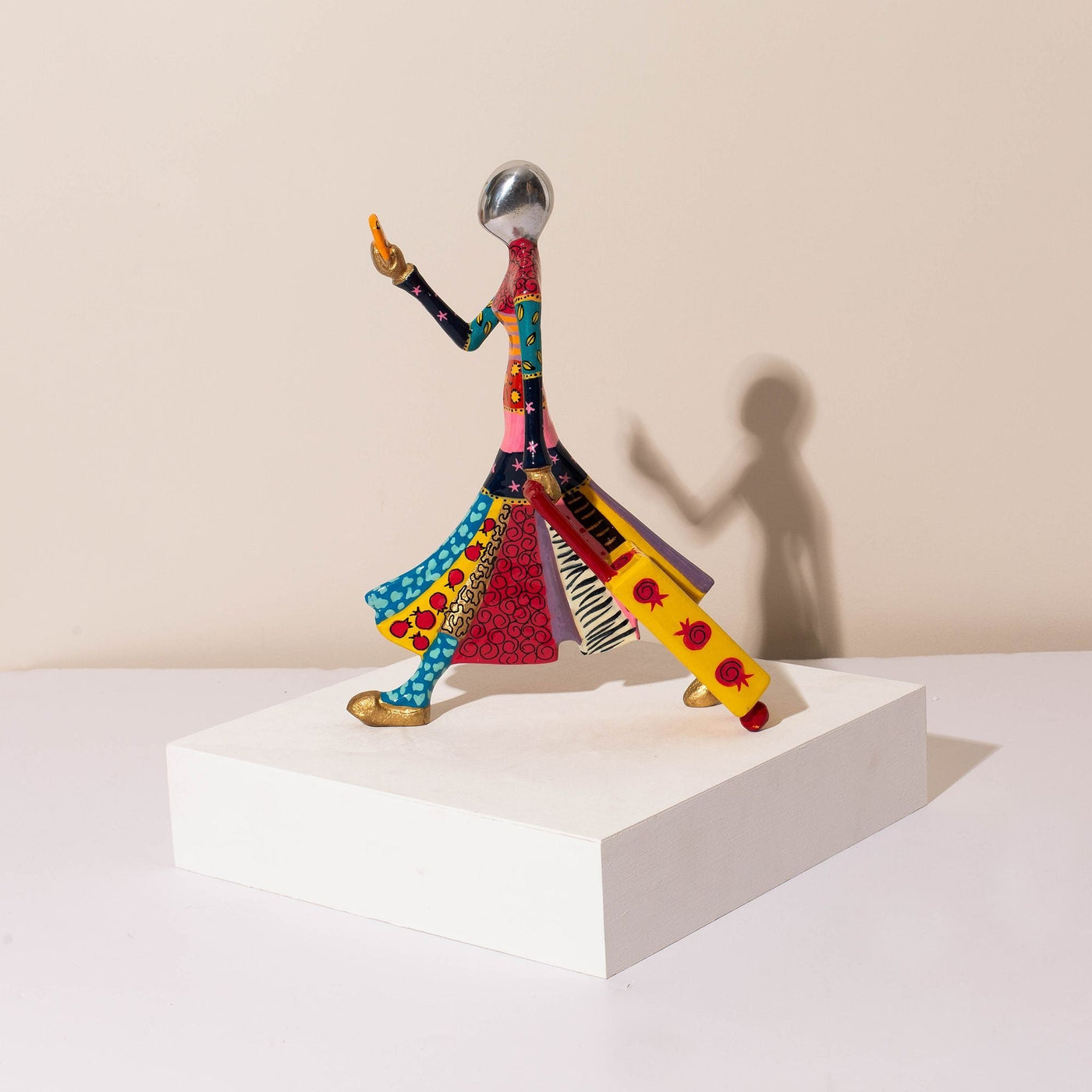 Travel-Themed Figurine – Bold & Elegant – Flight Mood Series 