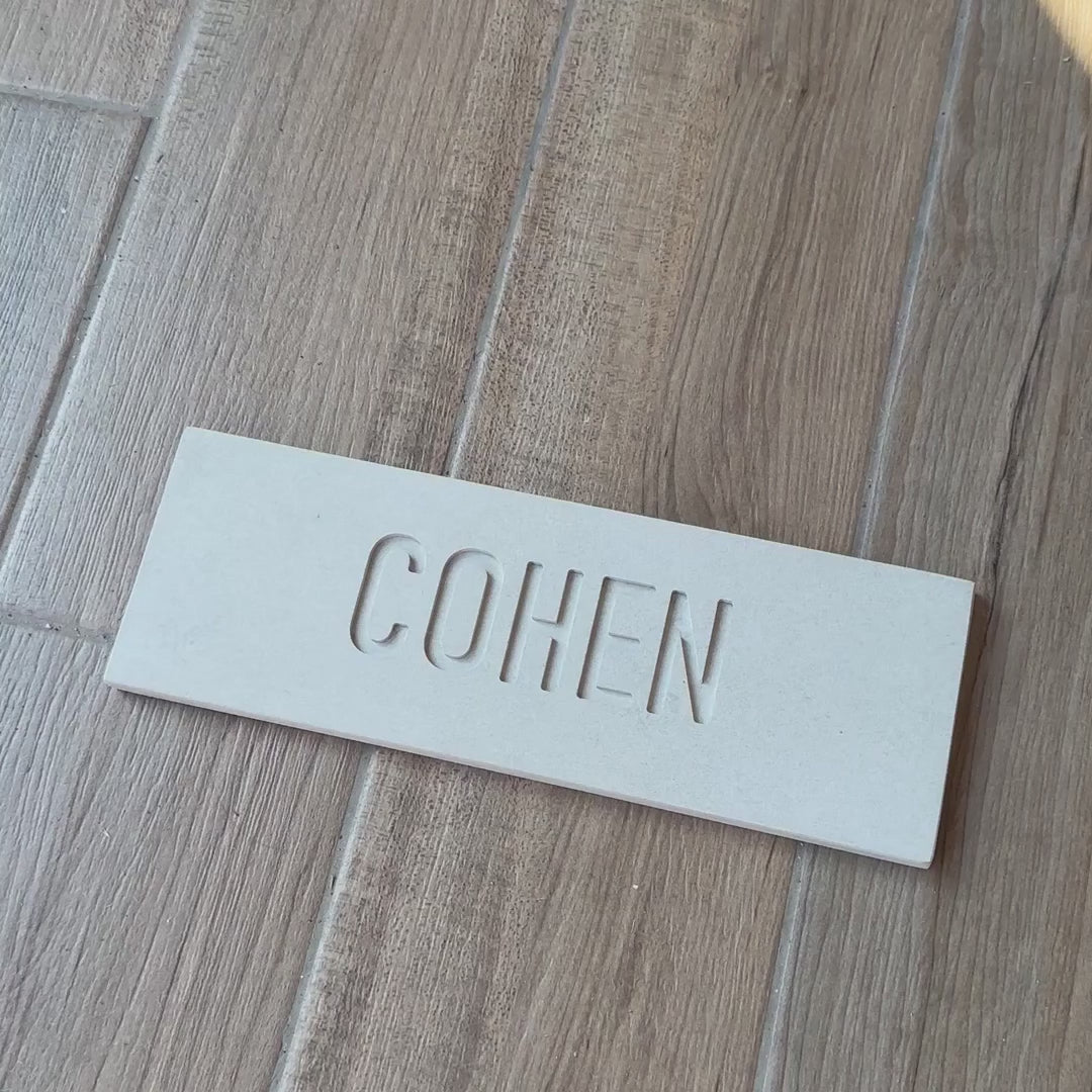 Personalized entrance sign made of clean beige concrete with engraving - Sandy series